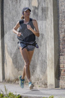 PEOPLE - Lily Becker joggt durch die Nachbarschaft