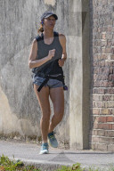 PEOPLE - Lily Becker joggt durch die Nachbarschaft