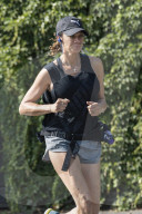 PEOPLE - Lily Becker joggt durch die Nachbarschaft