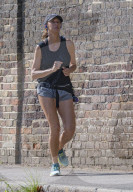 PEOPLE - Lily Becker joggt durch die Nachbarschaft