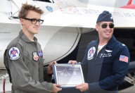 PEOPLE - Tom Fletcher hebt in einem Thunderbirds F16 ab