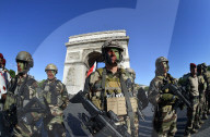 NEWS - Paris: Militärparade auf der Champs-Elysées zum 14 Juillet 