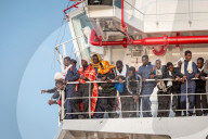 NEWS - Italien: Hunderte von Flüchtlingen stranden in Salerno