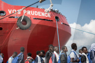 NEWS - Italien: Hunderte von Flüchtlingen stranden in Salerno