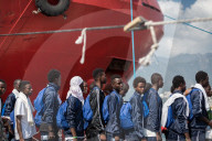 NEWS - Italien: Hunderte von Flüchtlingen stranden in Salerno