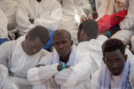 NEWS - Italien: Hunderte von Flüchtlingen stranden in Salerno