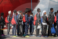 NEWS - Italien: Hunderte von Flüchtlingen stranden in Salerno