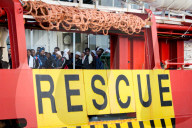NEWS - Italien: Hunderte von Flüchtlingen stranden in Salerno