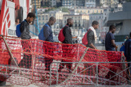 NEWS - Italien: Hunderte von Flüchtlingen stranden in Salerno