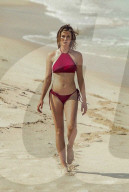 PEOPLE - Ireland Baldwin posiert in Feur Bademode