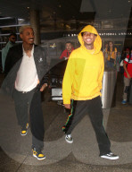 EXKLUSIV - Tyga in Gelb am Flughafen von LA