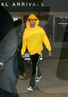 EXKLUSIV - Tyga in Gelb am Flughafen von LA