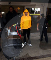EXKLUSIV - Tyga in Gelb am Flughafen von LA