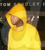 EXKLUSIV - Tyga in Gelb am Flughafen von LA