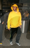 EXKLUSIV - Tyga in Gelb am Flughafen von LA