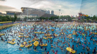 FEATURE -  Dichtestress im Chongqing Water Park