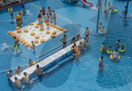 FEATURE -  Dichtestress im Chongqing Water Park