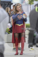 PEOPLE - "Supergirl" Melissa Benoist stärkt sich am Set mit einem Hamburger