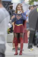 PEOPLE - "Supergirl" Melissa Benoist stärkt sich am Set mit einem Hamburger