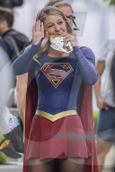PEOPLE - "Supergirl" Melissa Benoist stärkt sich am Set mit einem Hamburger