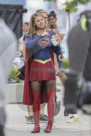 PEOPLE - "Supergirl" Melissa Benoist stärkt sich am Set mit einem Hamburger