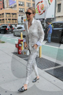 PEOPLE - Gigi Hadid im Pyjamalook unterwegs in New York