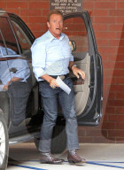 PEOPLE - Arnold Schwarzenegger pafft eine Zigarre in Santa Monica