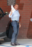 PEOPLE - Arnold Schwarzenegger pafft eine Zigarre in Santa Monica
