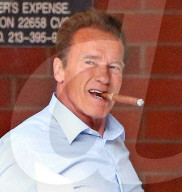 PEOPLE - Arnold Schwarzenegger pafft eine Zigarre in Santa Monica