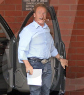 PEOPLE - Arnold Schwarzenegger pafft eine Zigarre in Santa Monica