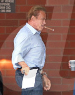 PEOPLE - Arnold Schwarzenegger pafft eine Zigarre in Santa Monica