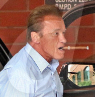 PEOPLE - Arnold Schwarzenegger pafft eine Zigarre in Santa Monica