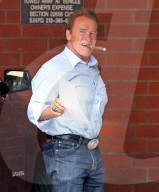 PEOPLE - Arnold Schwarzenegger pafft eine Zigarre in Santa Monica