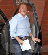 PEOPLE - Arnold Schwarzenegger pafft eine Zigarre in Santa Monica