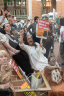 NEWS - Grenfell Tower UnglÃ¼ck: Demonstrationen vor dem Ratshaus in Chelsea