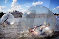 FEATURE - Prag: im Zorb Ball auf der Moldau