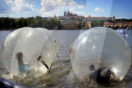 FEATURE - Prag: im Zorb Ball auf der Moldau