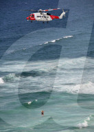 EXKLUSIV - Küste von Cornwall: Ein Schweizer Paar wird aus seiner misslichen Lage per Helikopter gerettet