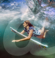 PEOPLE - Surferin Stephanie Gilmore taucht unter einer Welle durch