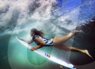 PEOPLE - Surferin Stephanie Gilmore taucht unter einer Welle durch