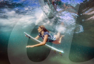 PEOPLE - Surferin Stephanie Gilmore taucht unter einer Welle durch