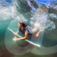 PEOPLE - Surferin Stephanie Gilmore taucht unter einer Welle durch