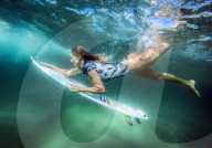 PEOPLE - Surferin Stephanie Gilmore taucht unter einer Welle durch