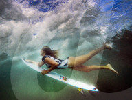 PEOPLE - Surferin Stephanie Gilmore taucht unter einer Welle durch
