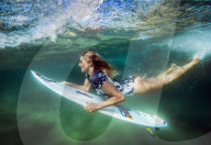 PEOPLE - Surferin Stephanie Gilmore taucht unter einer Welle durch