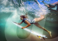 PEOPLE - Surferin Stephanie Gilmore taucht unter einer Welle durch