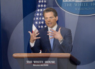 NEWS - Neuer Kommunikationsdirektor Anthony Scaramucci stellt Sarah Huckabee Sanders als Präsidentensprecherin vor 