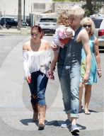 PEOPLE - Ariel Winter fühlt sich wohl mit Levi Meaden's Familie