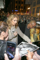 PEOPLE - Celine Dion in Berlin von Fans umzingelt