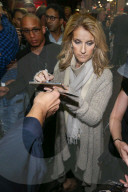 PEOPLE - Celine Dion in Berlin von Fans umzingelt
